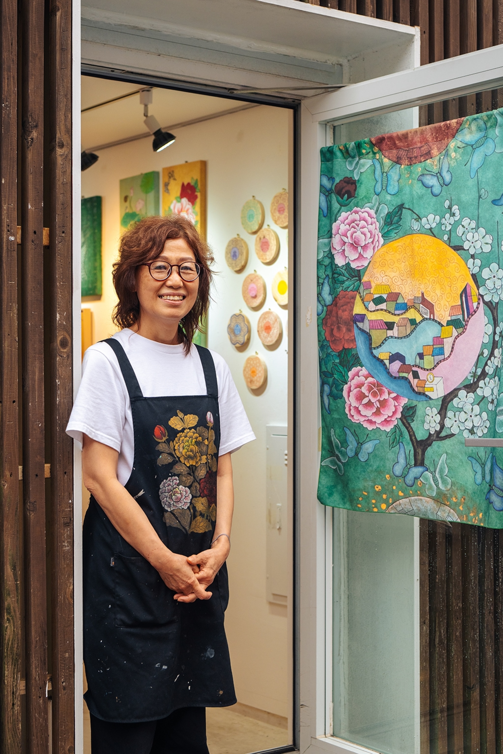 Portræt af Jung Kyung-ae uden for studiet.