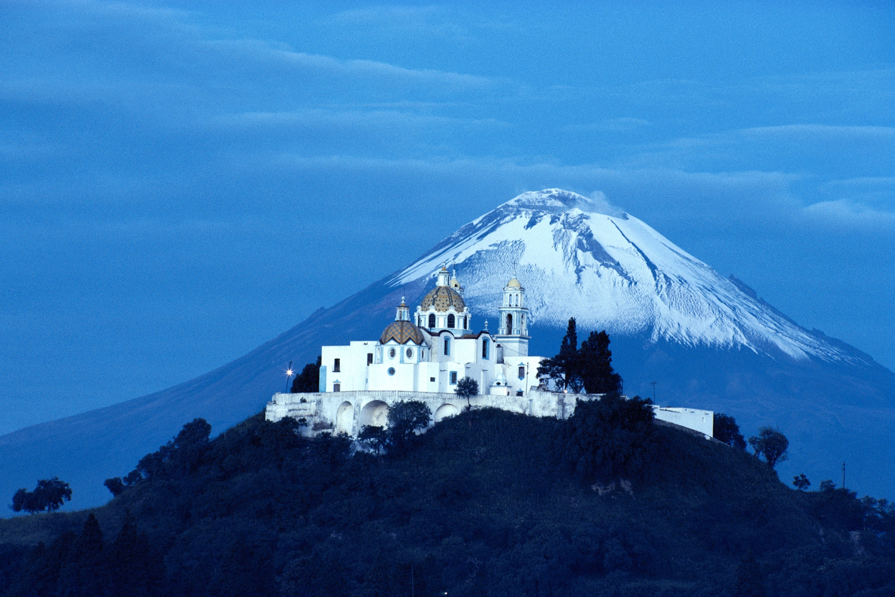 kirke med vulkan i baggrunden i Cholula, Mexico