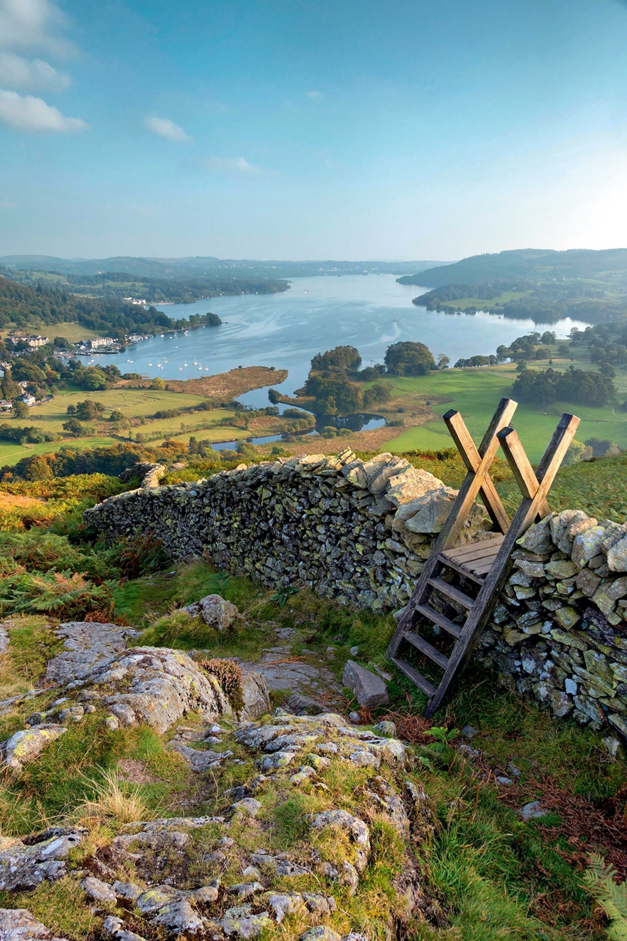 Udsigt over Lake Windemere fra bakketop med stenmur.
