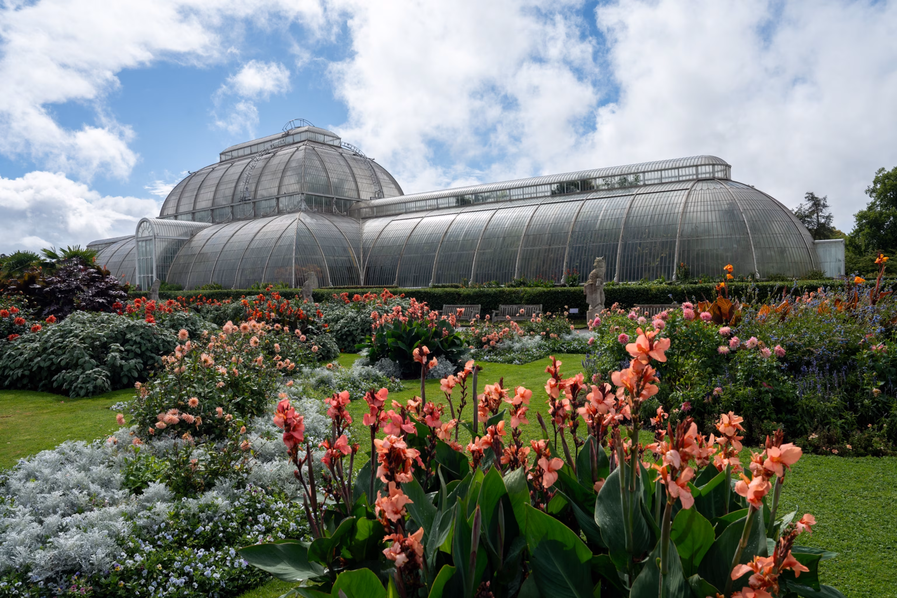 Det ydre af Palmehuset i Kew Gardens som set i Verdens bedste med Antoni Porowski.