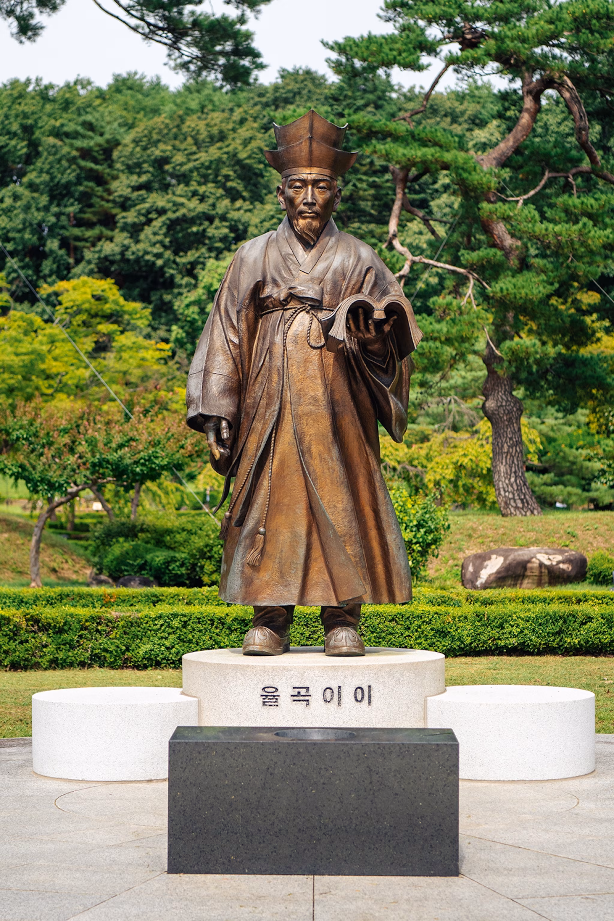 Statue af lærd i Gangneung.