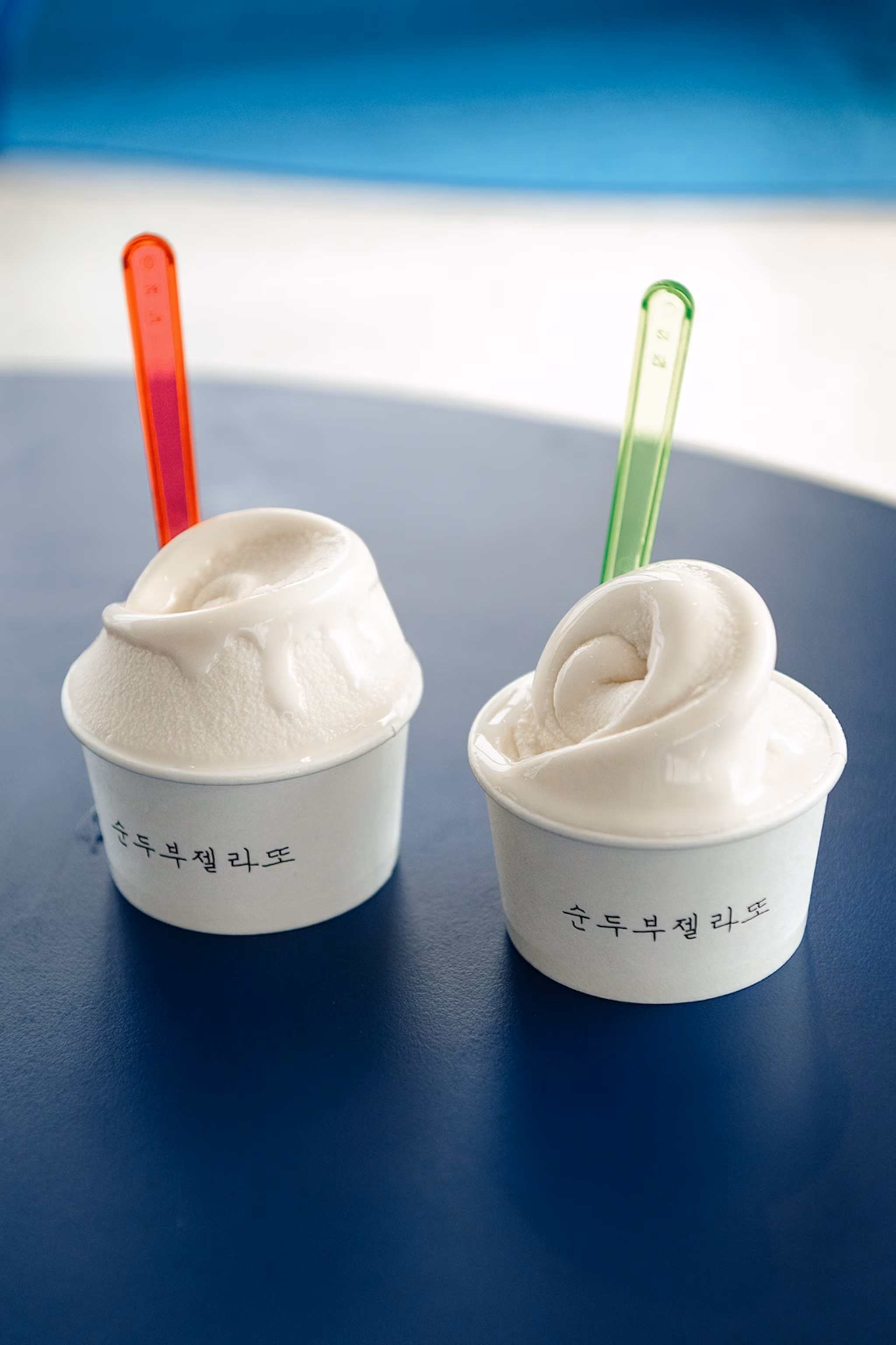 To bøtter gelato med tofu.