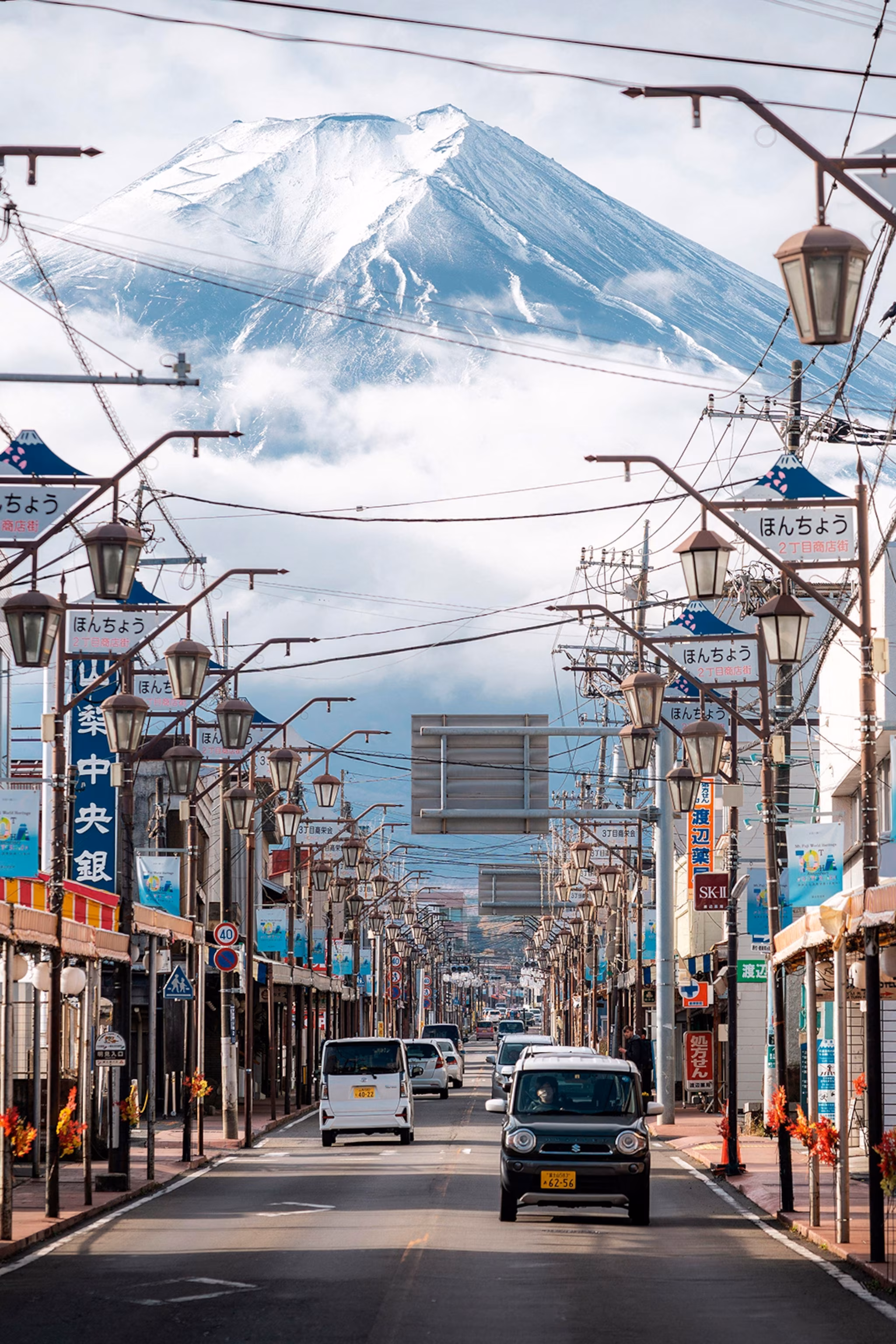 En gadeudsigt i Japan med Fuji-bjerget, der rejser sig i det fjerne.