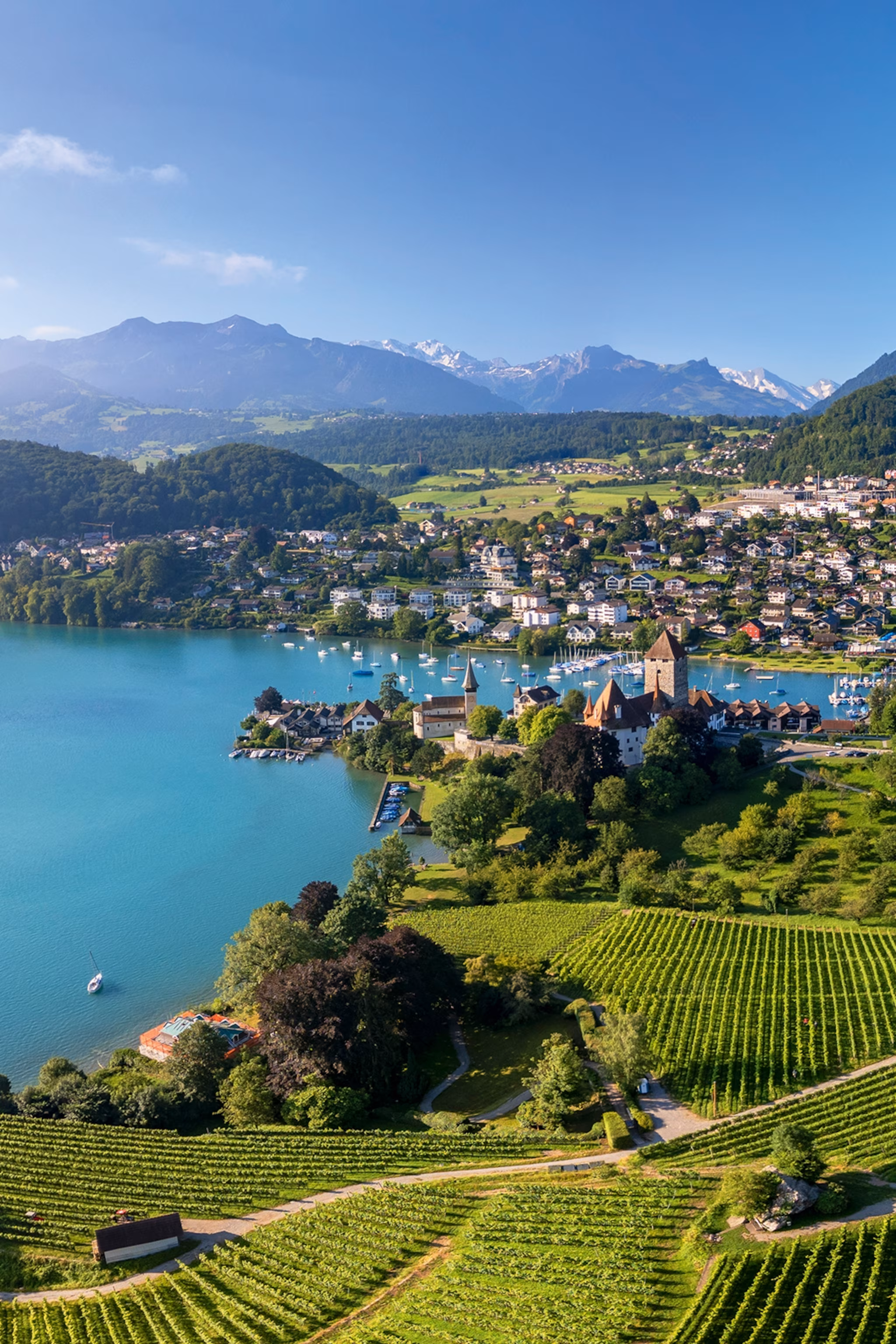 Luftfoto af søen Thun og Thun.