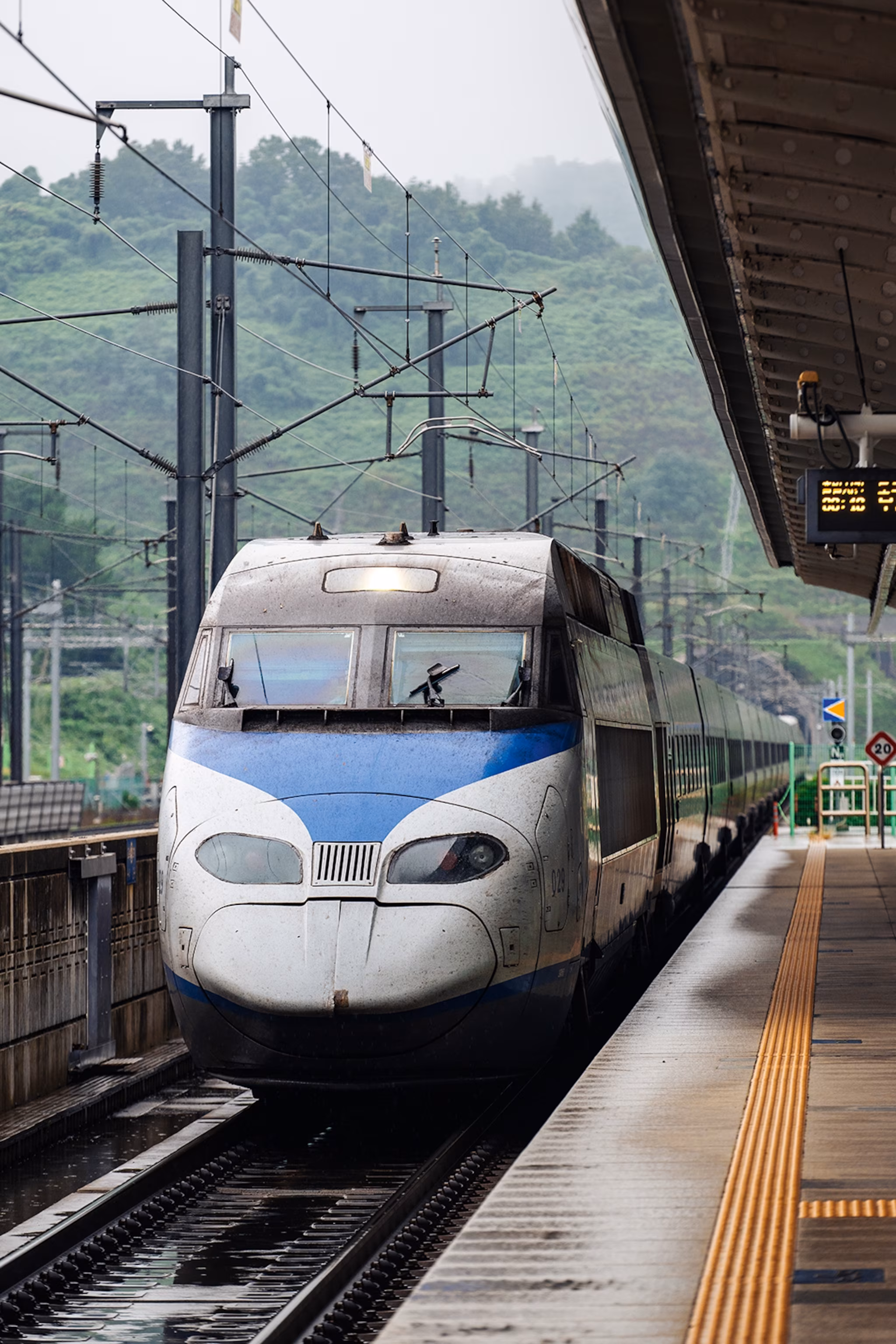 Toget ankommer til Gyeongju station.