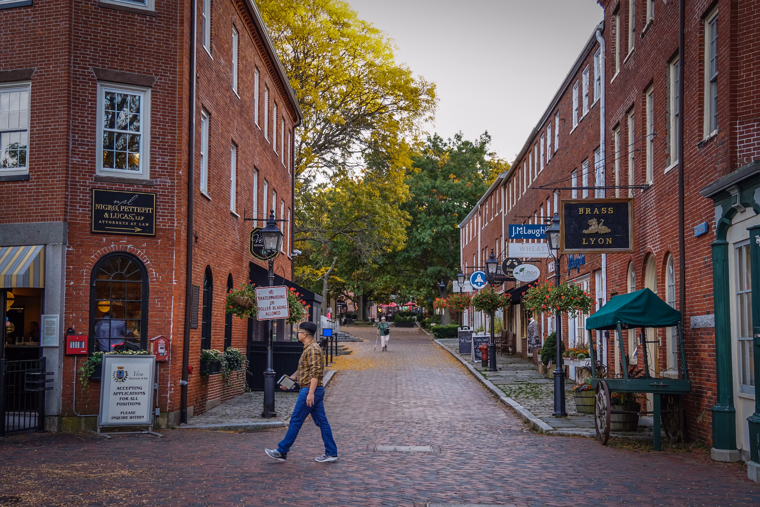 En person går forbi en allieret af butikker i det historiske distrikt Newburyport