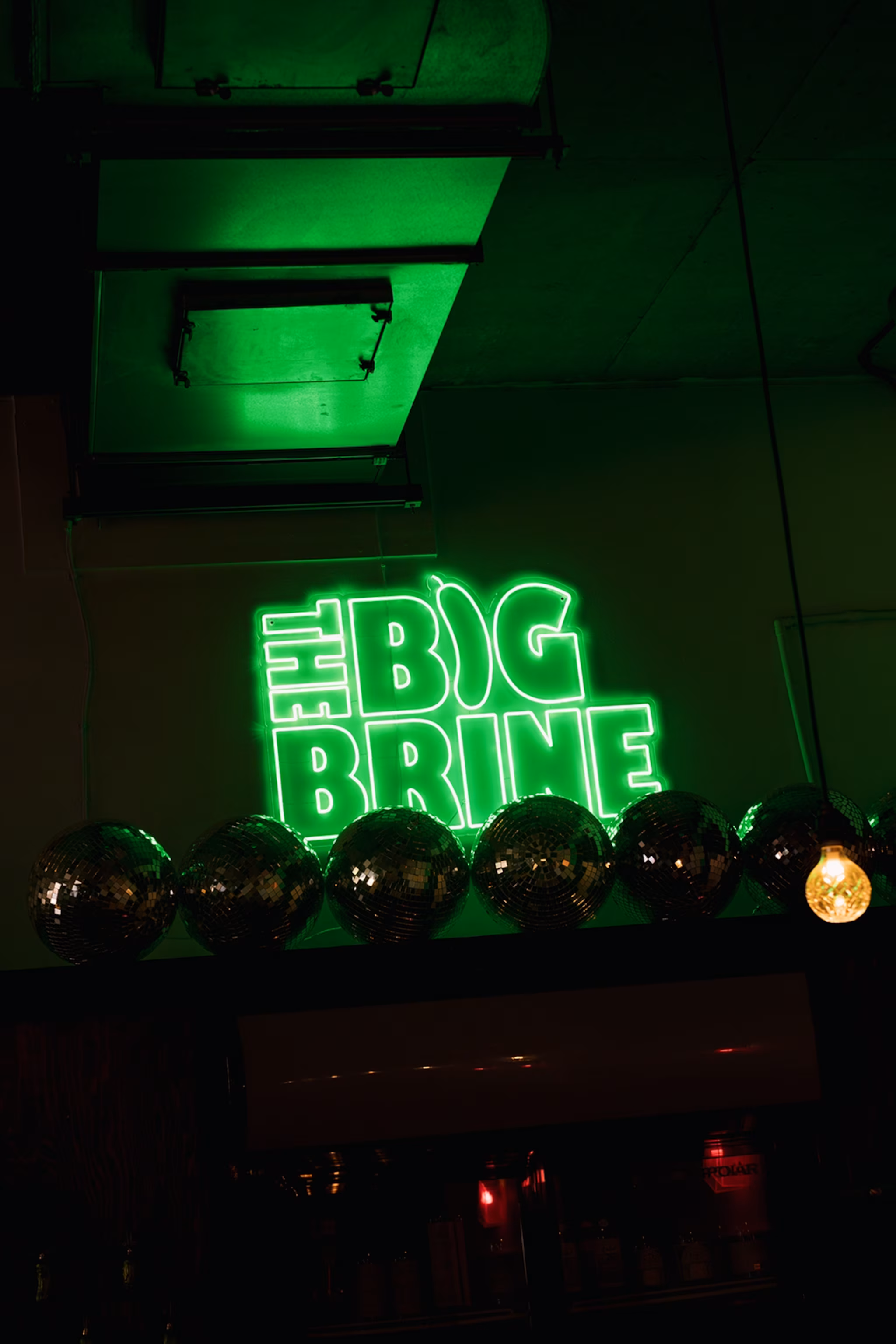 Neongrønt skilt med teksten The Big Brine.