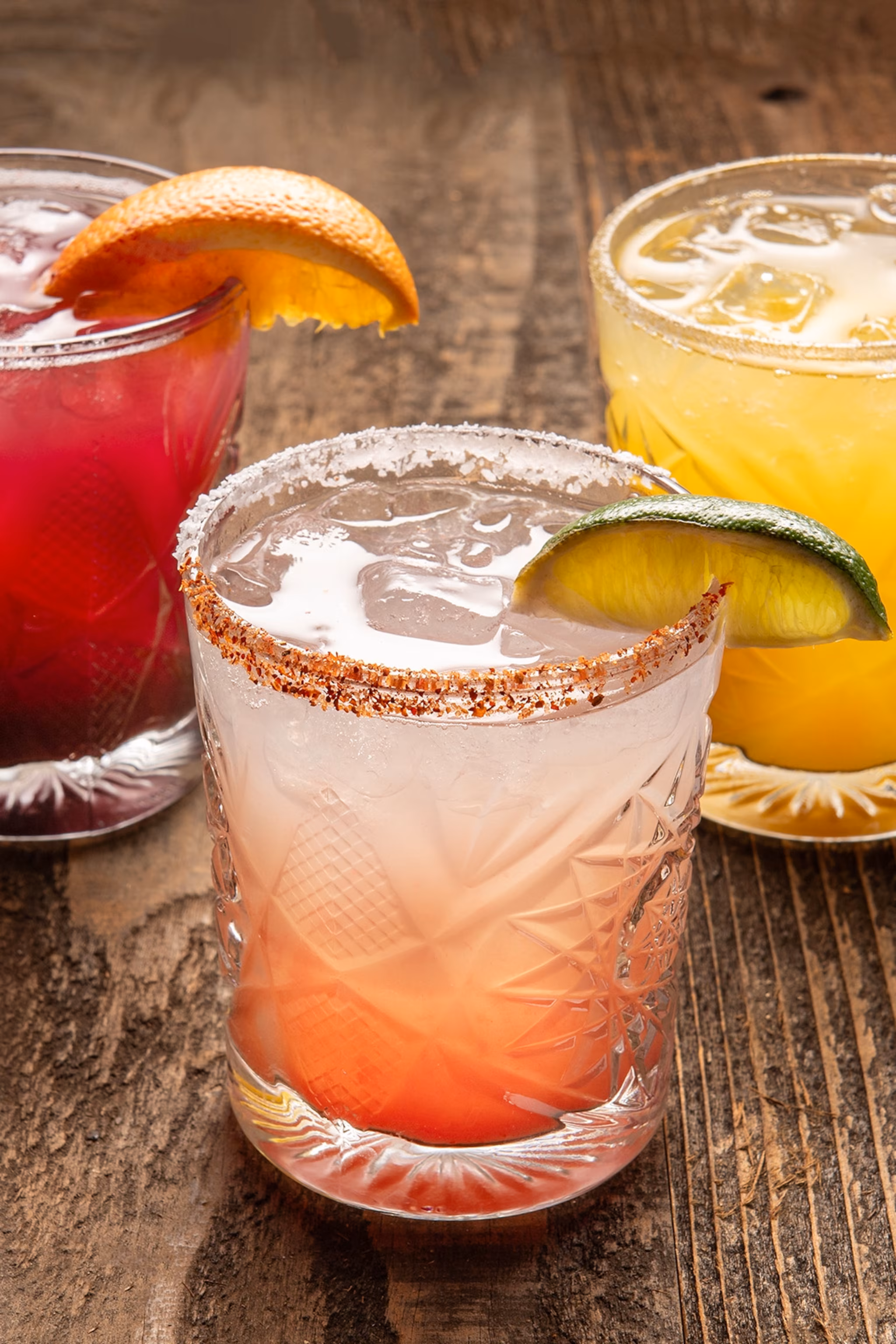 Nærbillede af tre farverige margarita-cocktails.