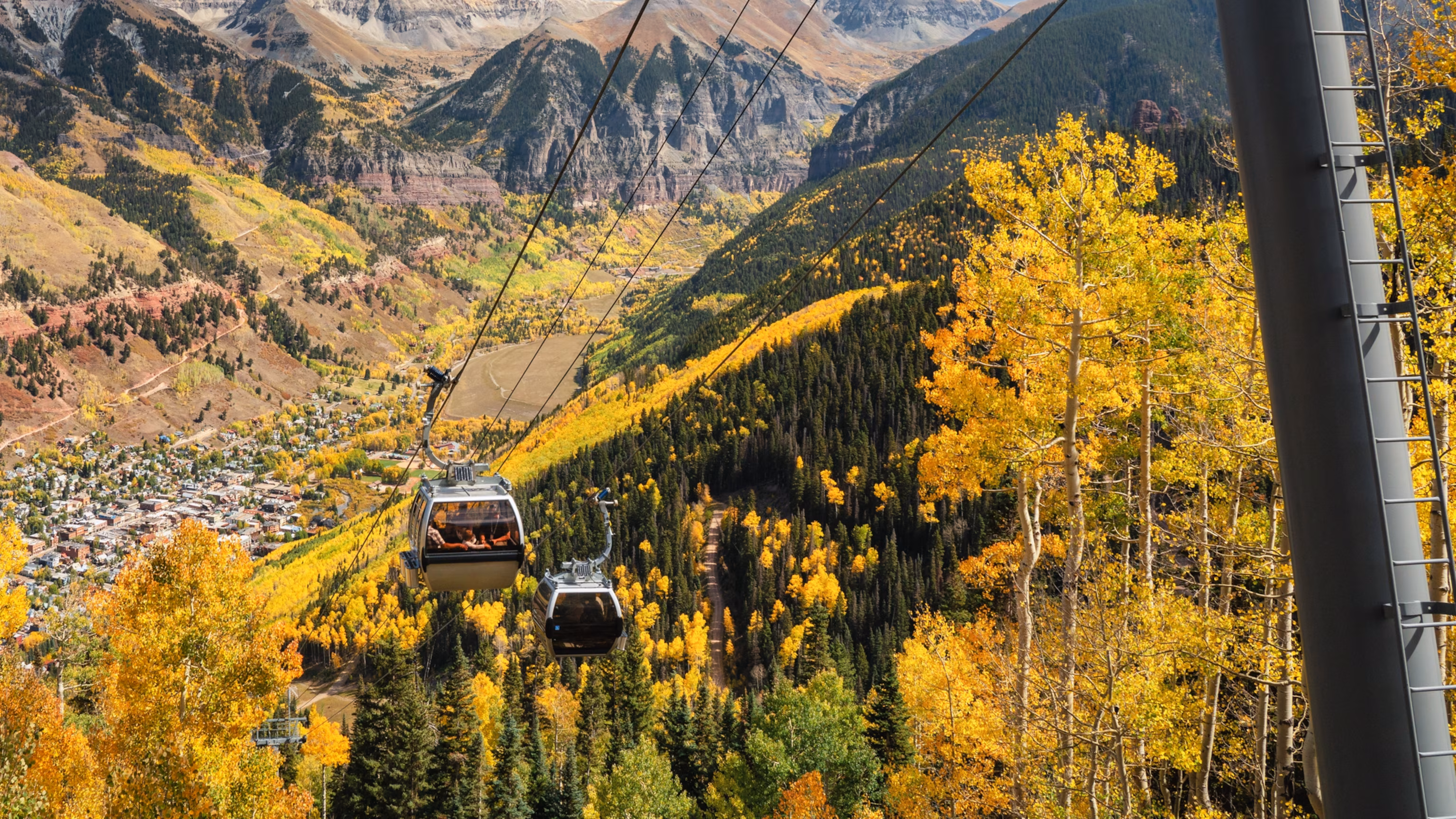 Gule og orange træer omgiver gondolen i Telluride, Colorado.