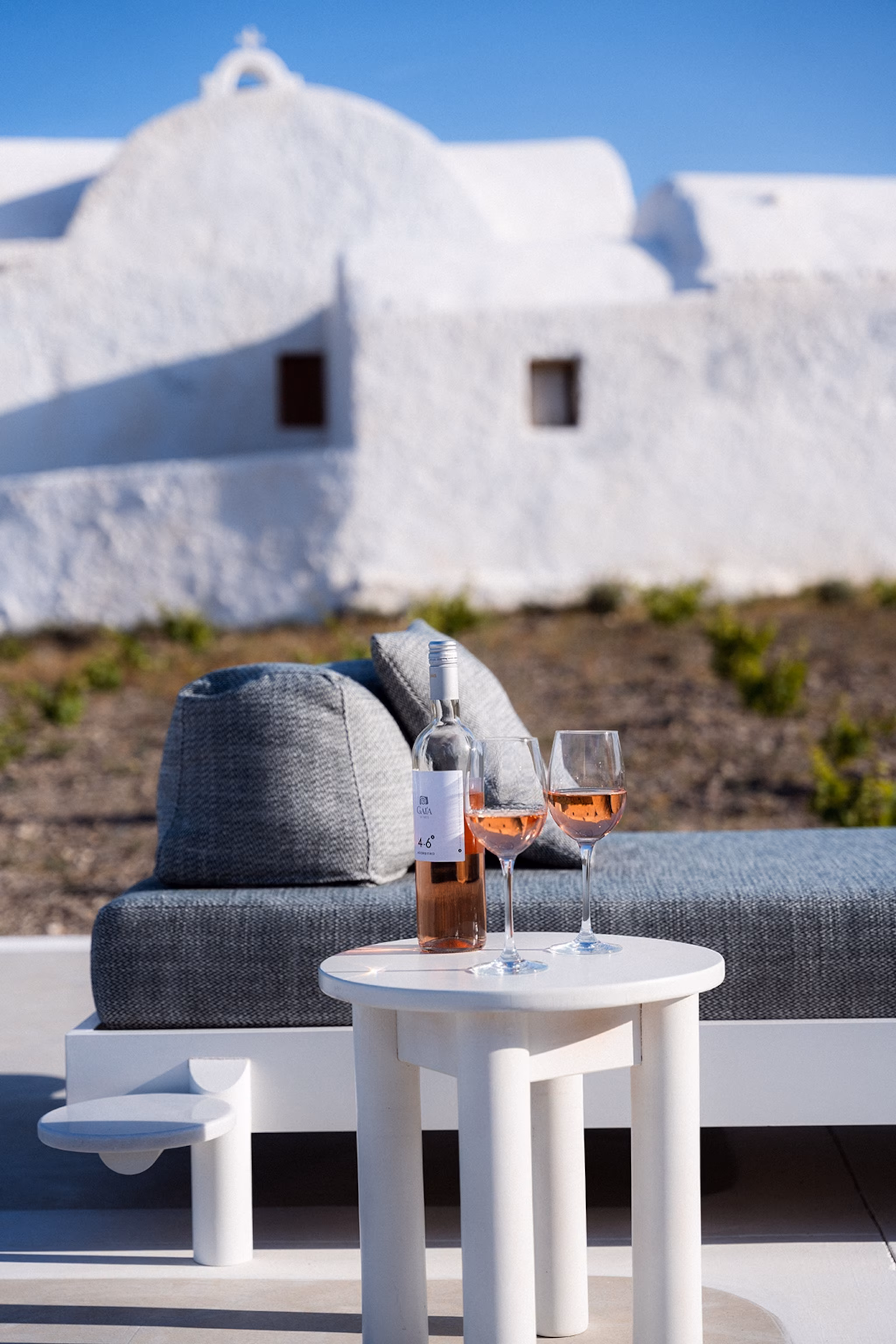 græsk rosévin på en terrasse
