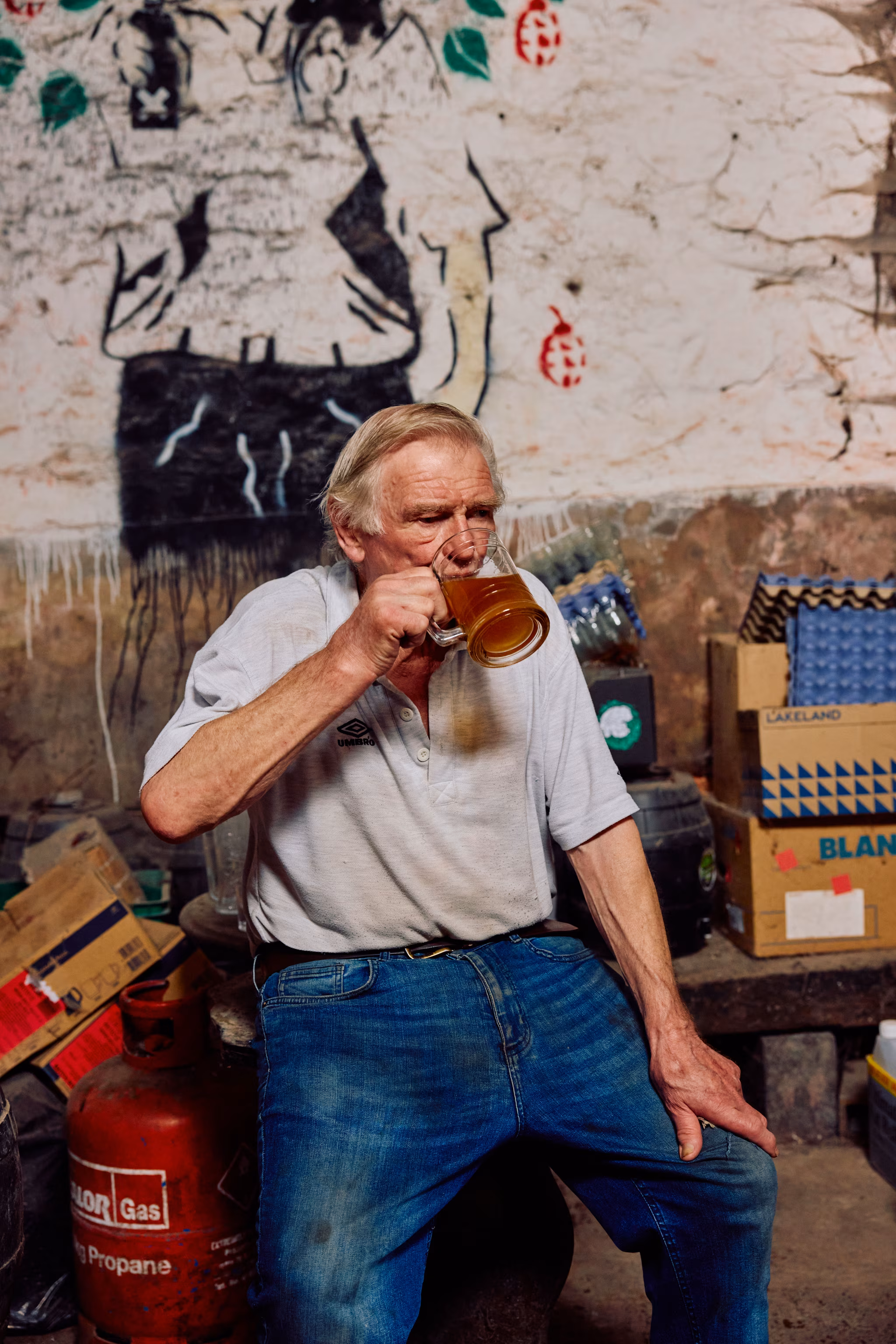 Mand drikker cider
