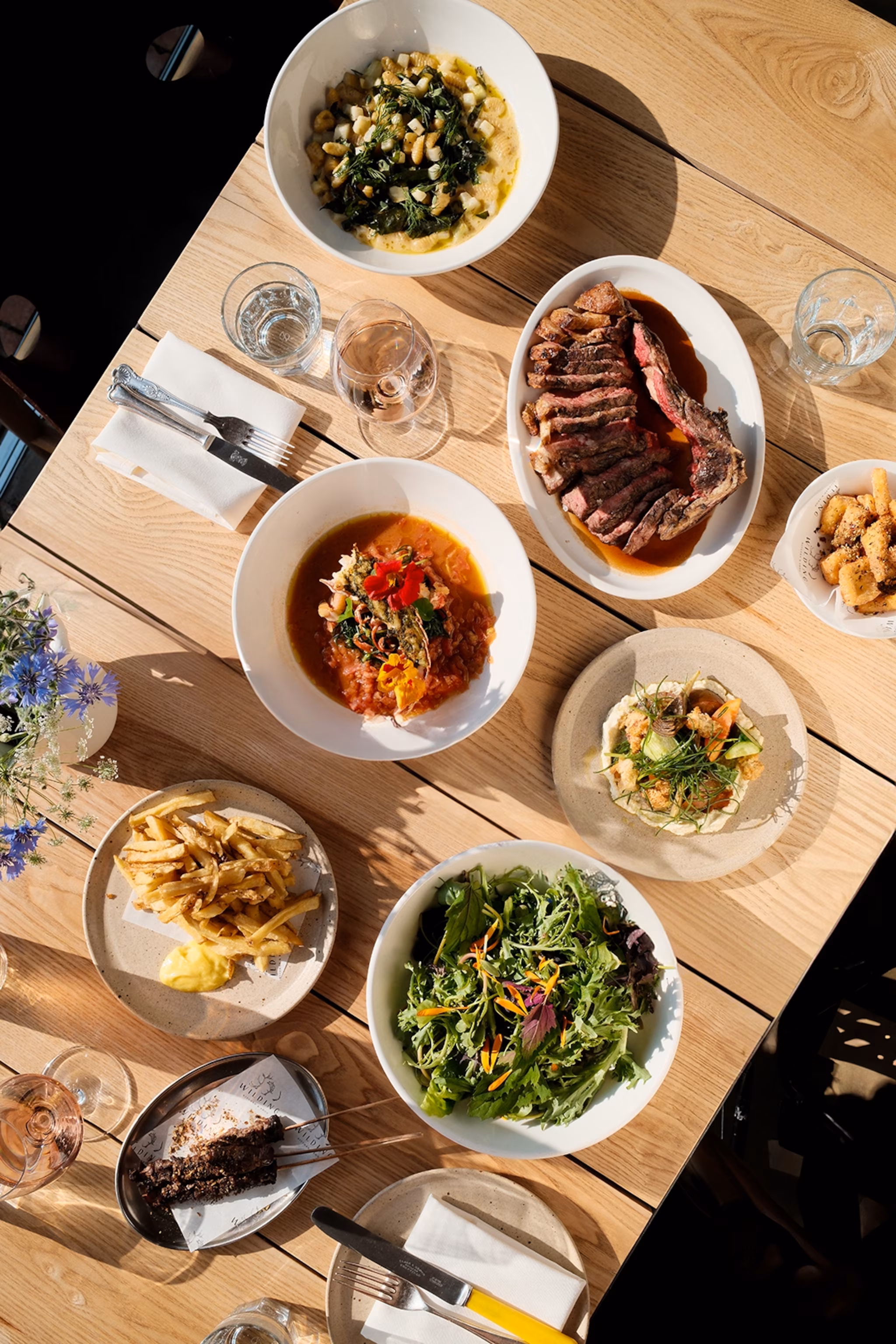 retter på en gårdhotelrestaurant
