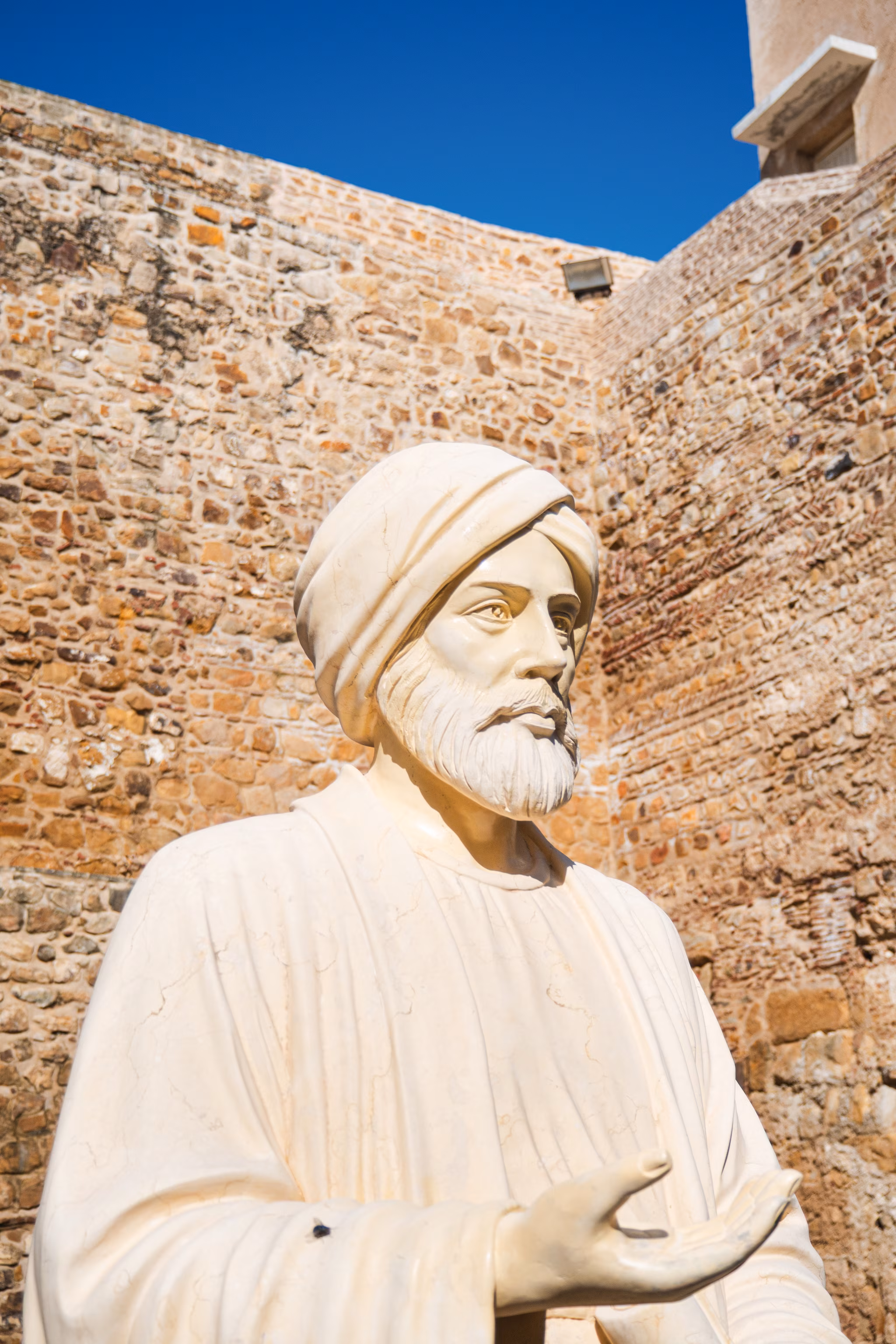 Hvid statue af Ibn Battuta