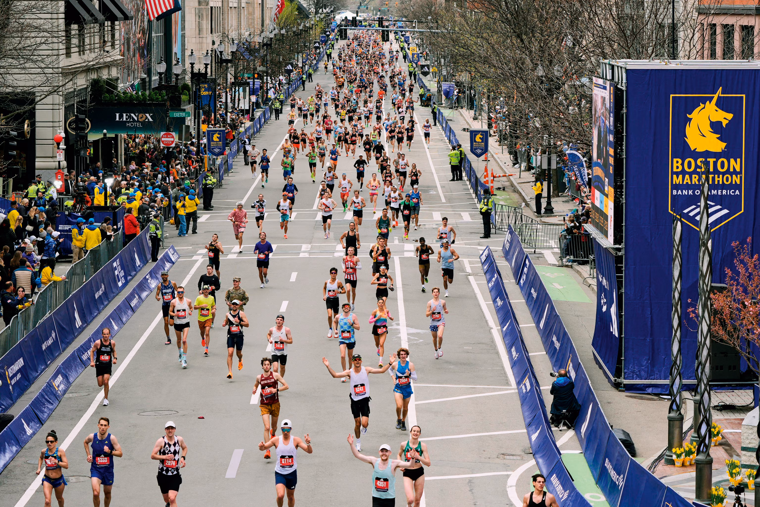 Folk løber ned ad en gade til marathon