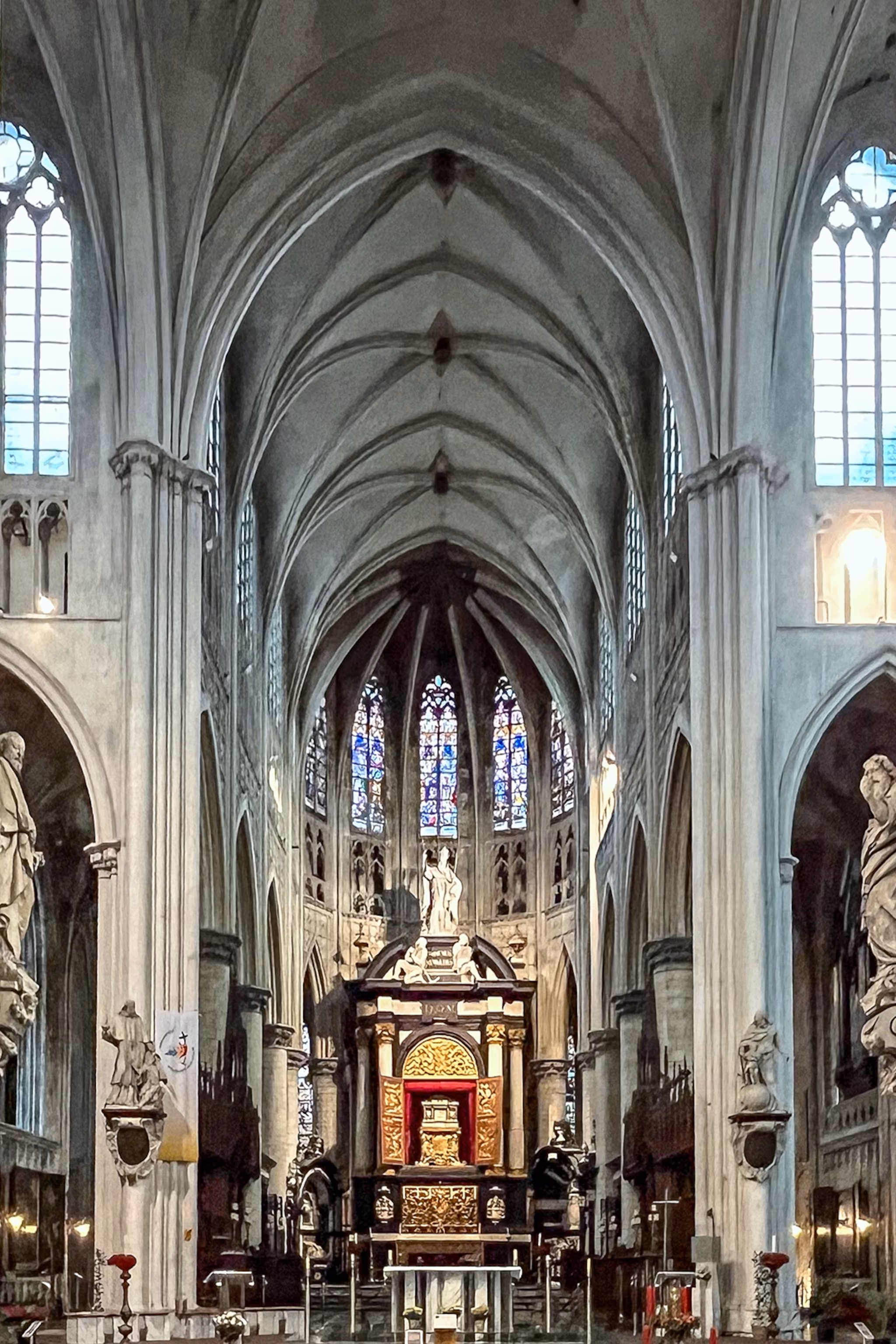 Interiøret af en gotisk kirke med et buet stenloft.