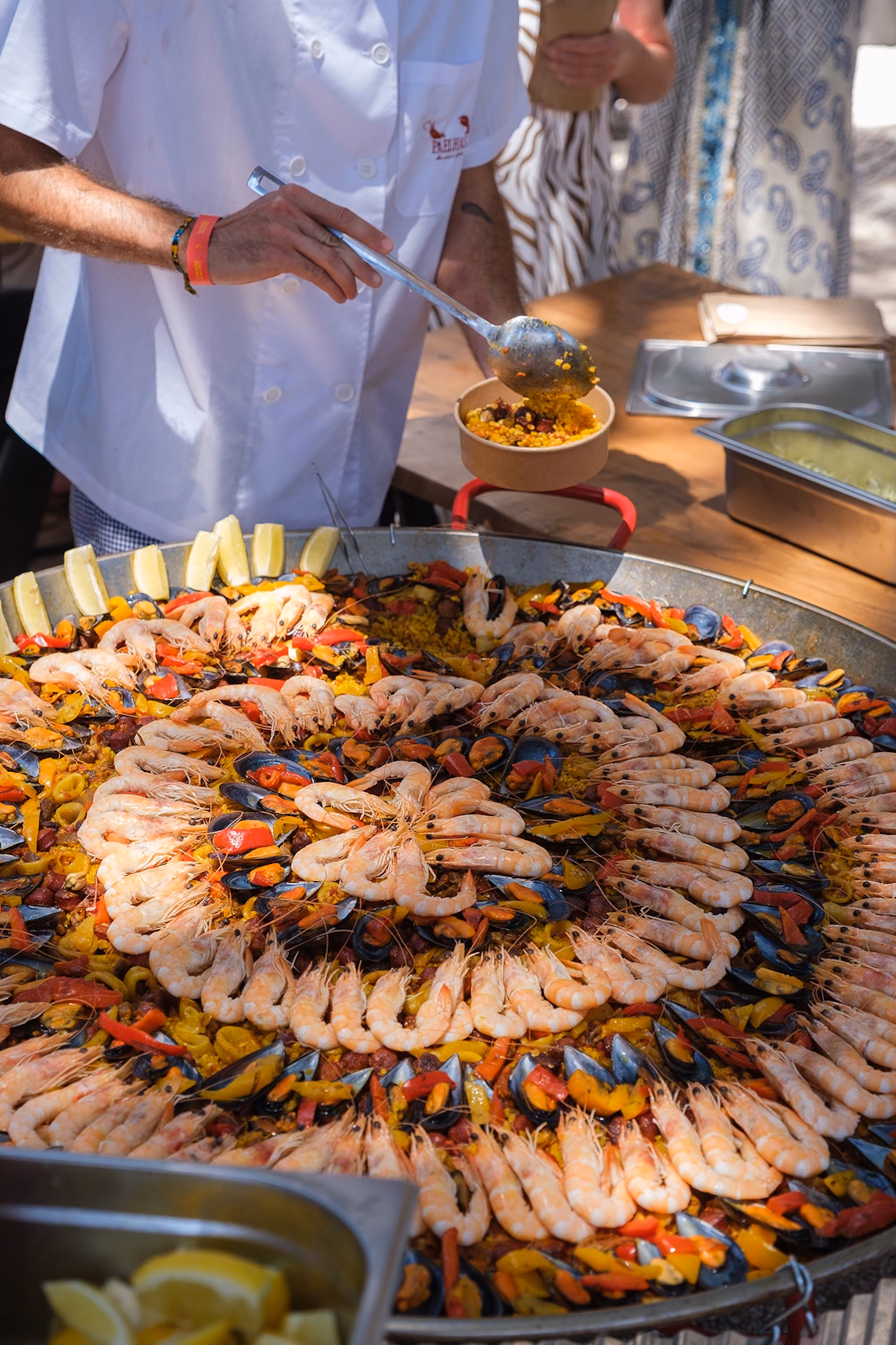 En overdimensioneret streetfood-pande fyldt med en skaldyrspaella.