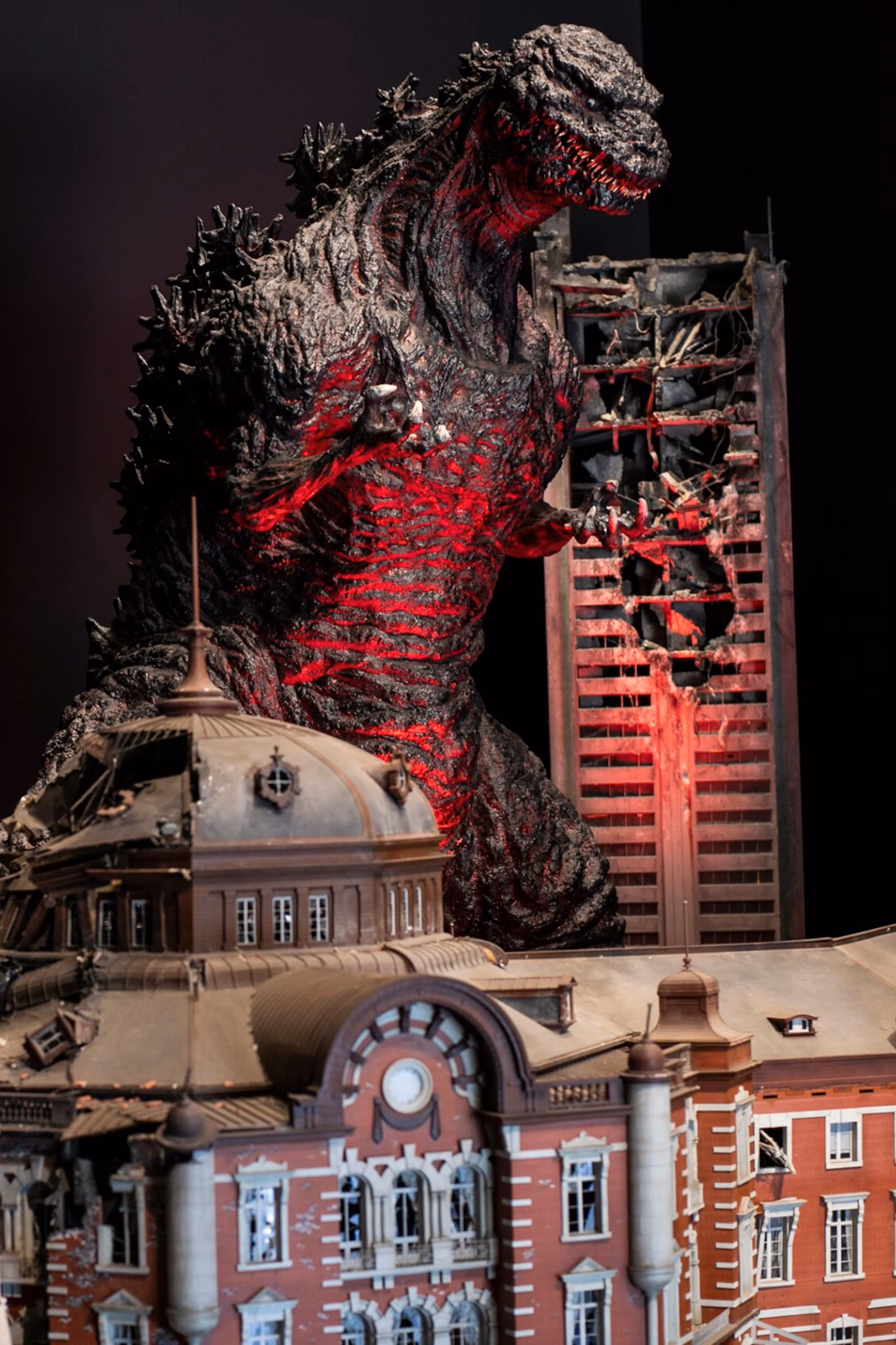 Interiøret af en Godzilla-installation i et museum med en overdimensioneret reproduktion af væsenet.