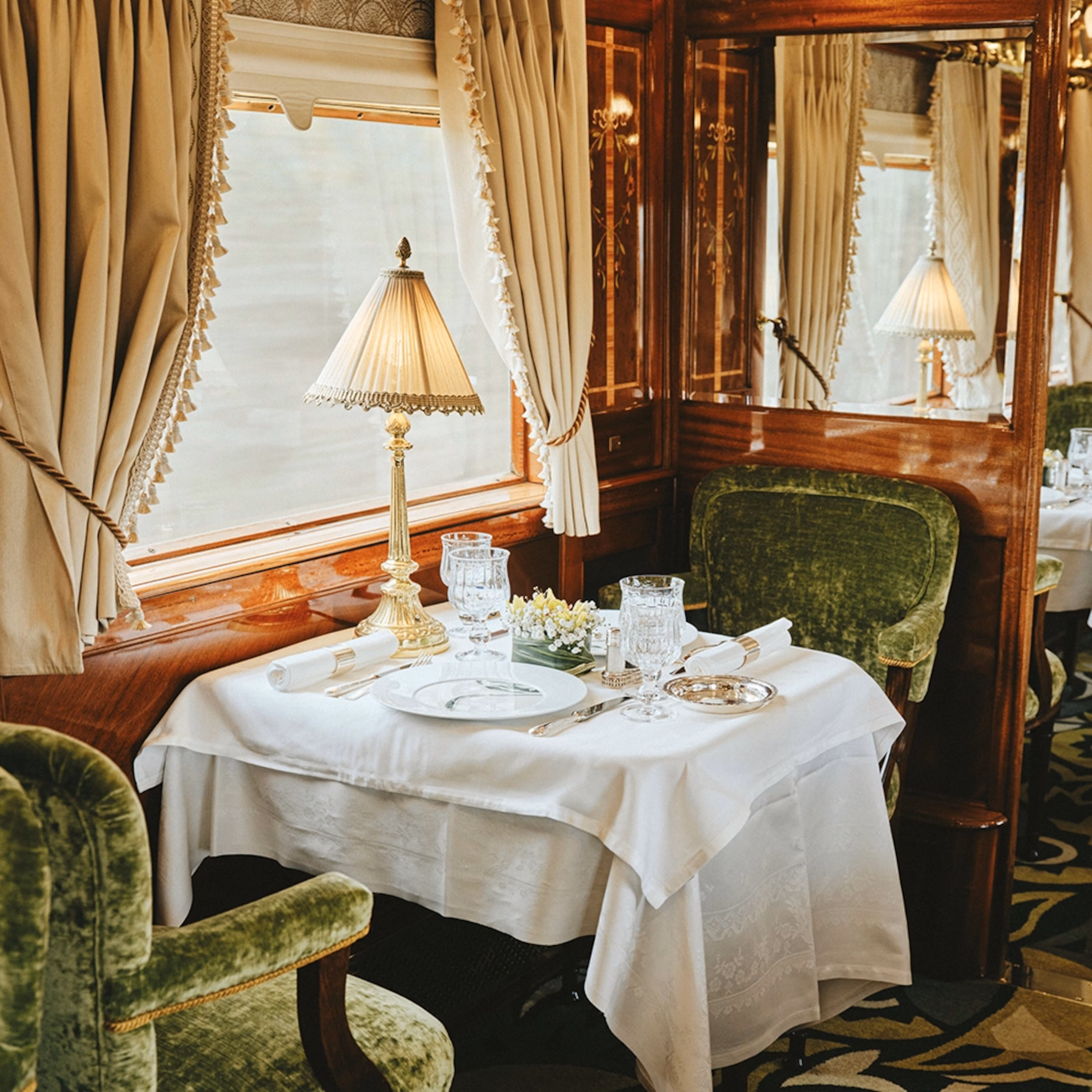 Interiørbillede af cocktailbar på La Dolce Vita Orient Express i Italien.