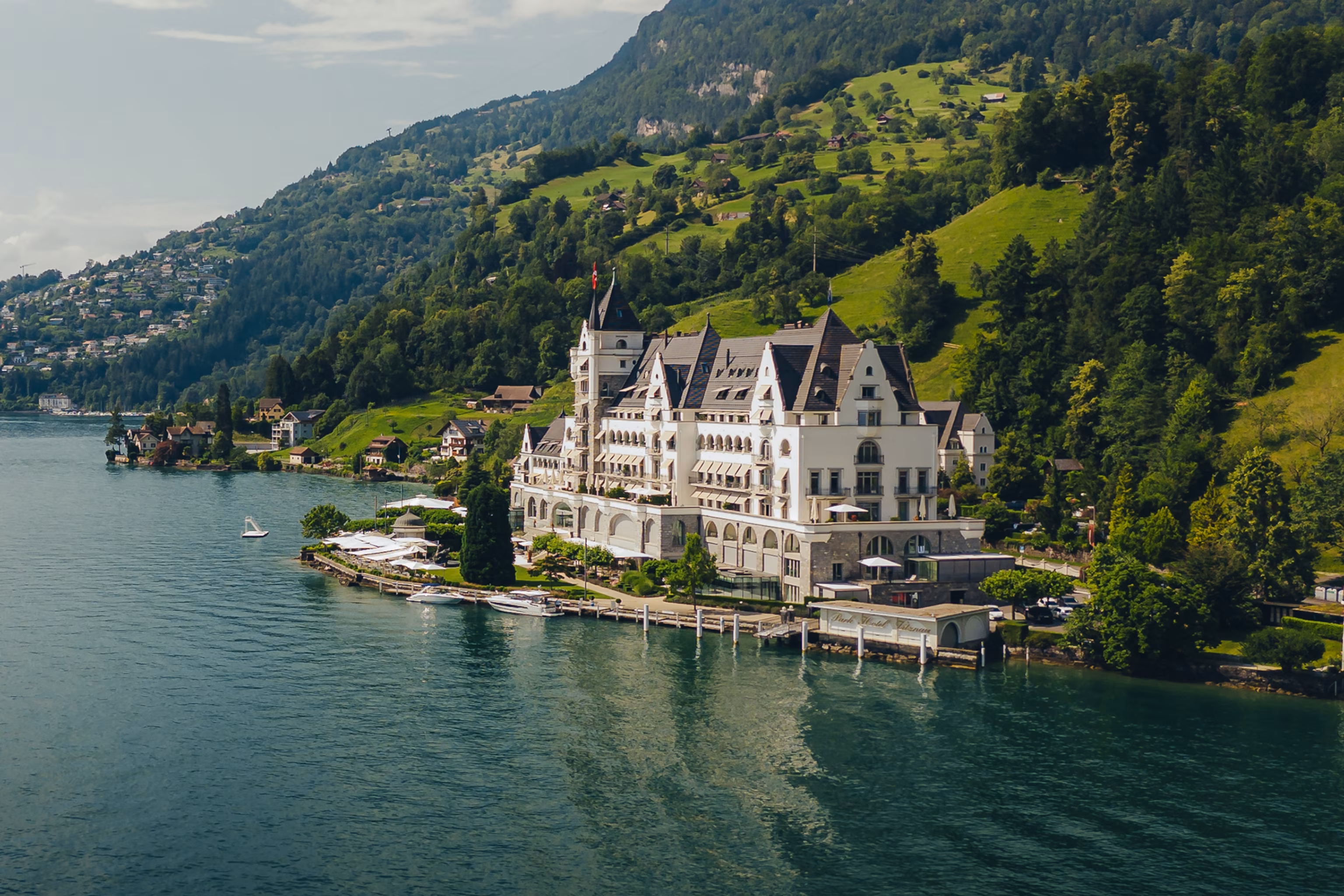 En storslået villa ved bredden af ​​en sø i Schweiz.