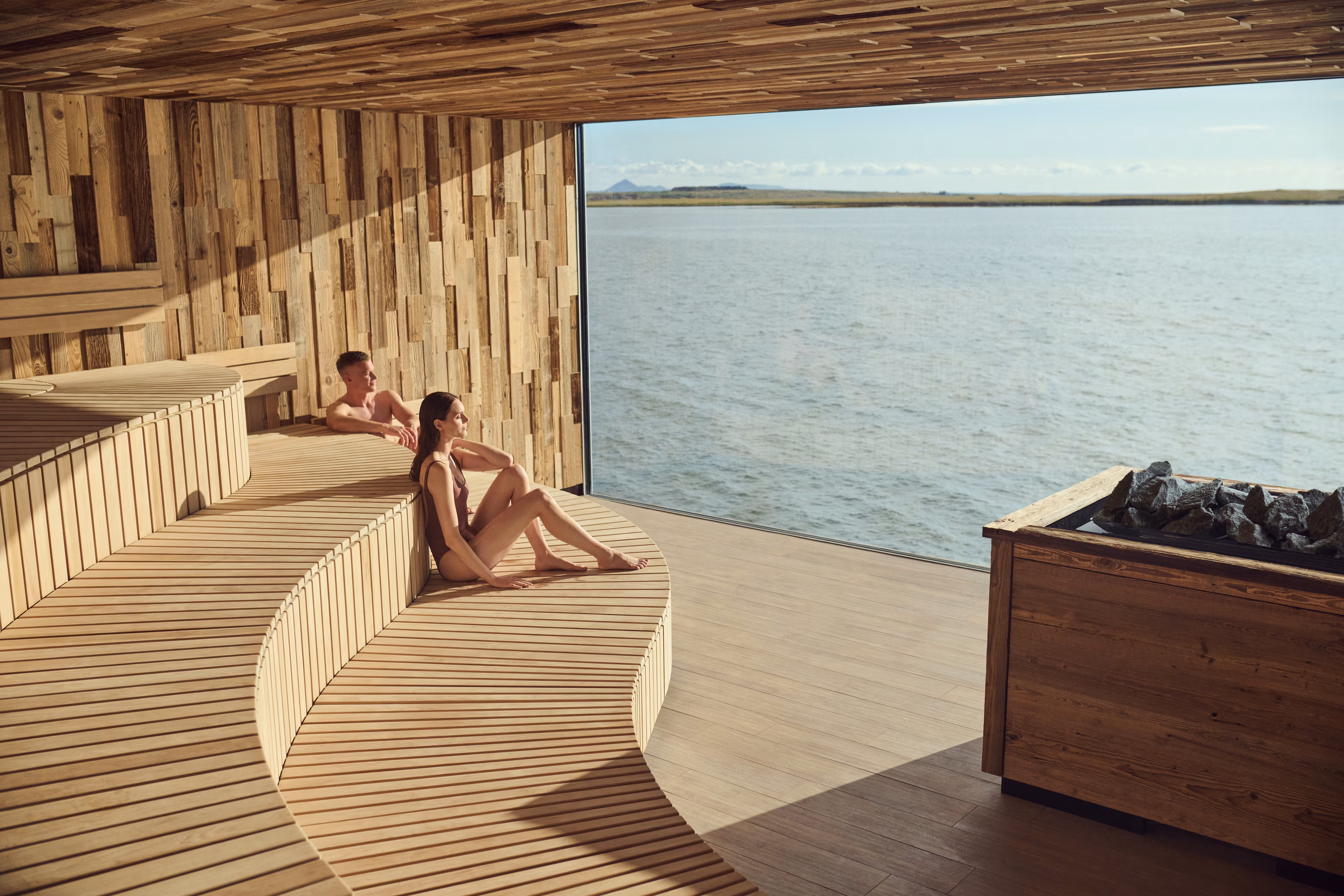 To personer sad i saunaen på Sky Lagoon geotermiske spa 